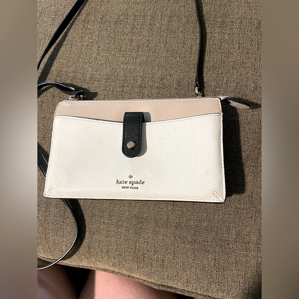 Kate spade bag.Great for going out The inside zipper is missing the small piece.